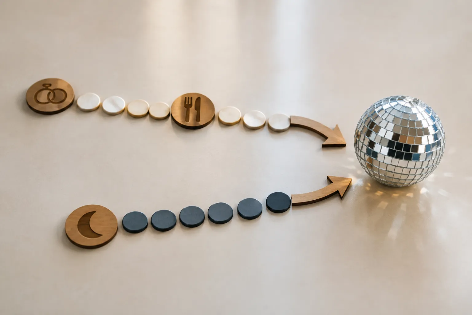 Lichte fiches langs trouwringen en bestek en donkere fiches vanaf een maansymbool wijzen naar een discobal